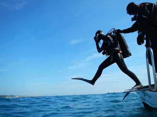 Comment une combinaison maintient les plongeurs sous-marins sous l'eau