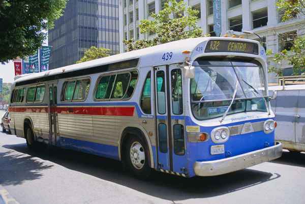 Como as rotas e cronogramas de ônibus são planejados?