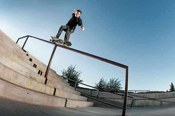 Wie man 50-50 auf einem Skateboard mahlt