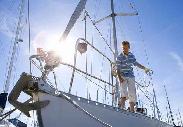 Wie man ein Segelboot verankert