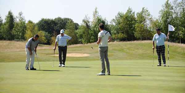 Como determinar a ordem de brincar em torno do putting verde