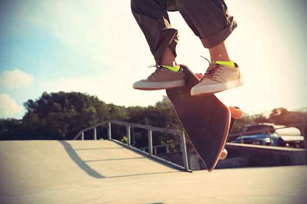 Hvordan gjøre heelflip på et skateboard