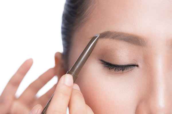 Comment remplir les sourcils clairsemés