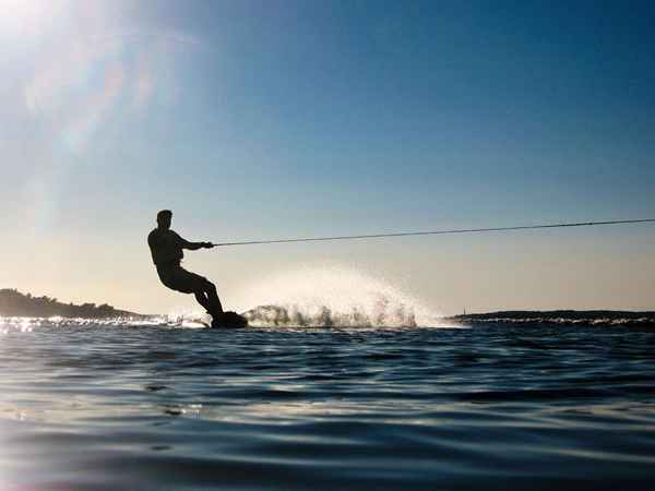 Como se levantar em um wakeboard