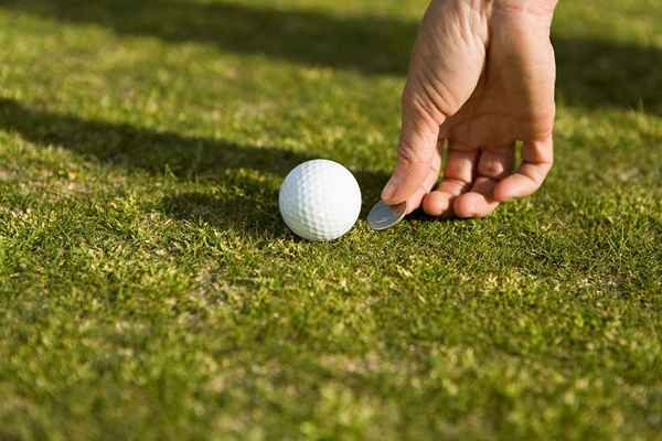 Wie man einen Golfball auf dem Putting Green markiert