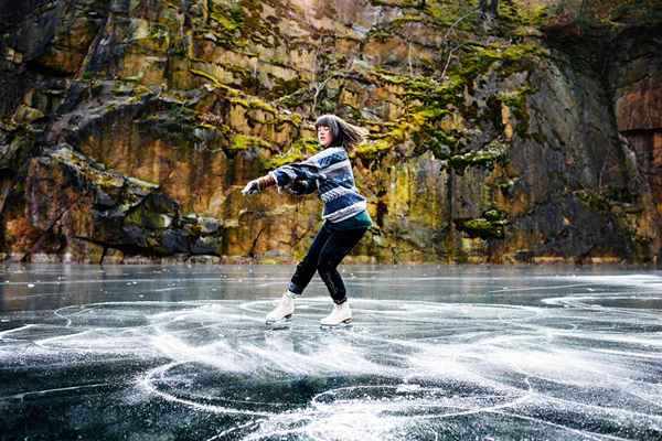 Cómo dominar girando en patines de hielo