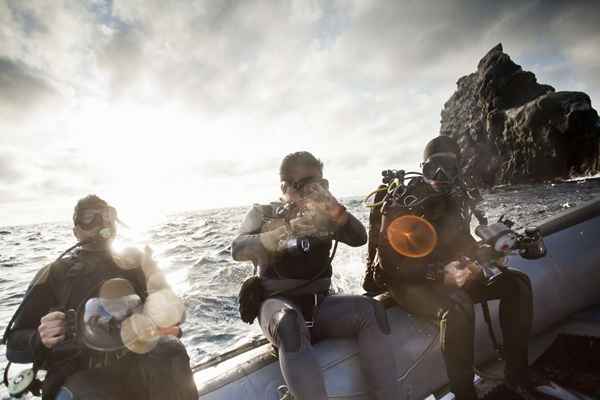 Cómo realizar el ascenso de natación de emergencia controlado (CESA)