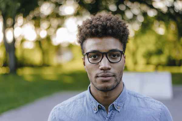 Come ridurre l'effetto crespo nei capelli ricci da uomo