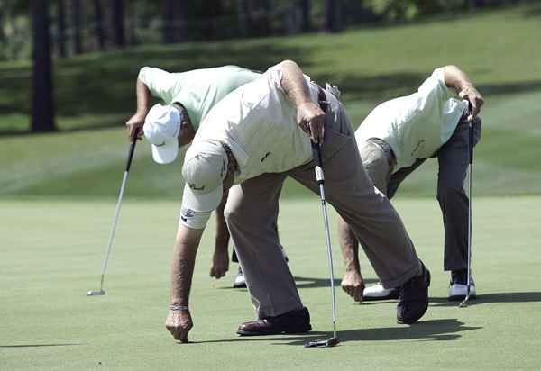 Wie man Ballspuren am Golfgrün repariert