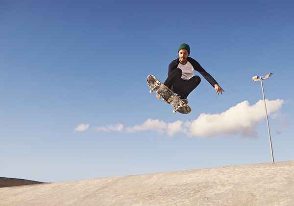 Wie man einen Fakie im Skateboarding fährt