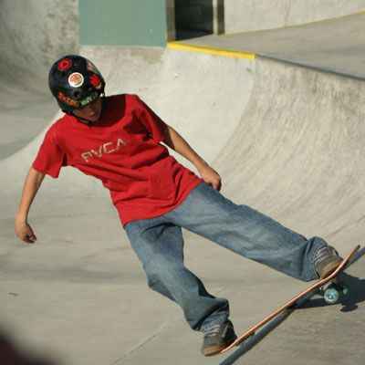 Hvordan rocke til Fakie på et skateboard