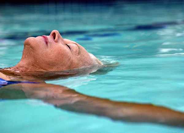 Wie man einem Erwachsenen zum Schwimmen beibringt