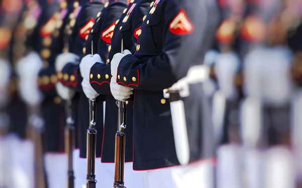 Come indossare i capelli quando sei un membro del Corpo dei Marines