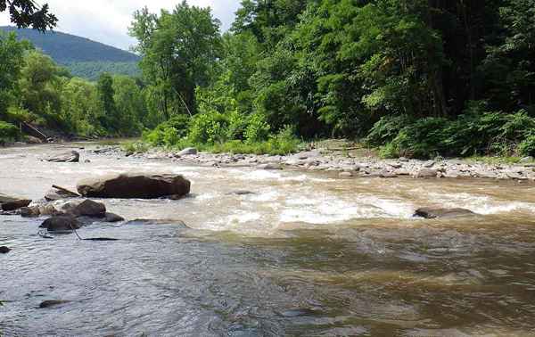 Kajakkpadling og rør Esopus Creek i Phenicia, New York