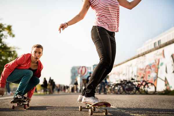 Calcia su uno skateboard