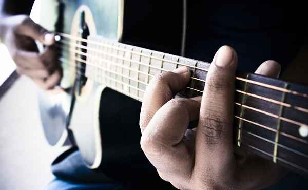 Apprentissage des accords de 7e barre et des inversions d'accords sur la guitare