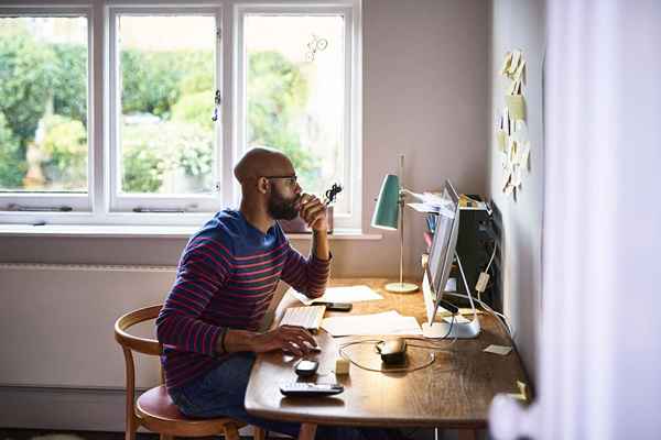 Faça uma renda passiva com um negócio de informação em casa