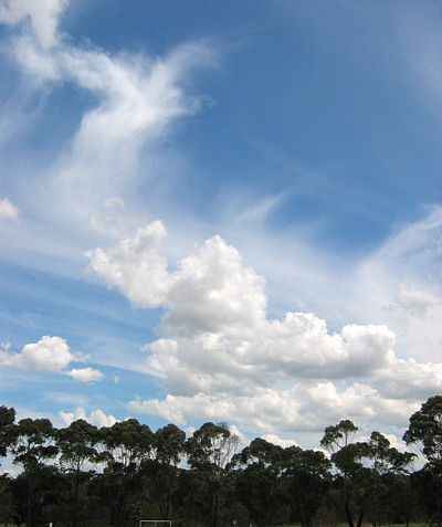 Esbozando nubes en lápiz