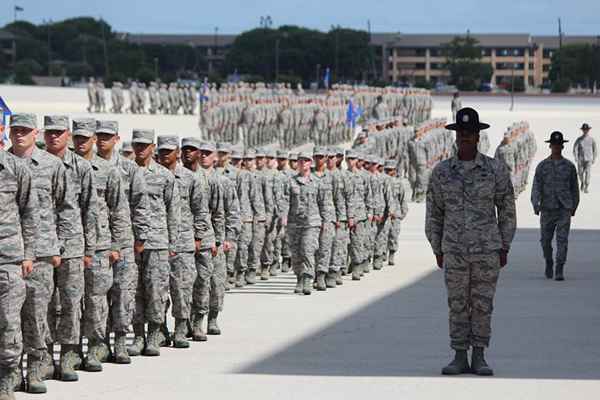 Entrenamiento básico de la Fuerza Aérea sobreviviente