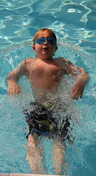 Leçon de natation pour enseigner aux nageurs le dos du dos