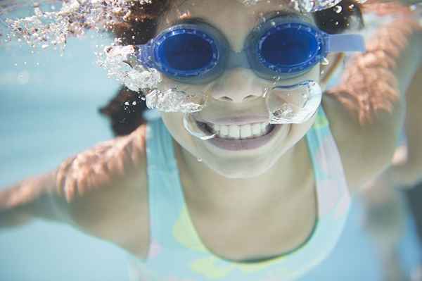 Kinder beibringen, die Sicherheit und Grundlagen mit Spielen schwimmen