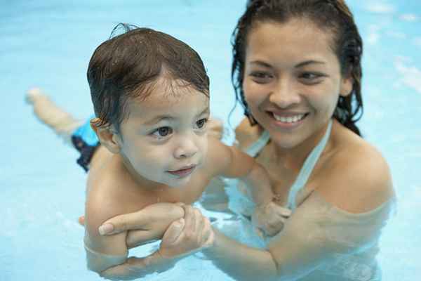 Enseñar lecciones de natación a bebés y niños pequeños