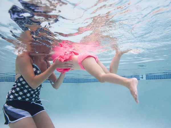 Enseñando lecciones de natación a los nadadores de preescolar