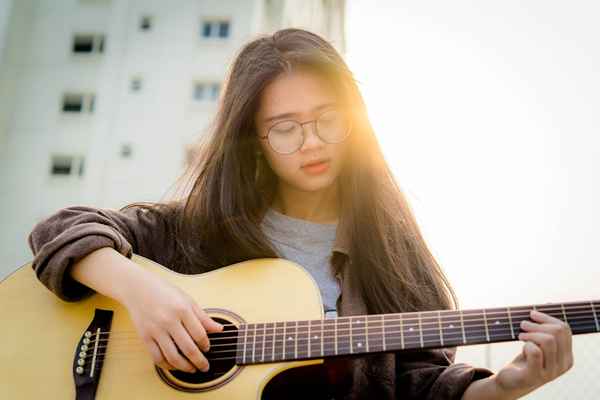 Le 10 prime canzoni che dovresti imparare alla chitarra