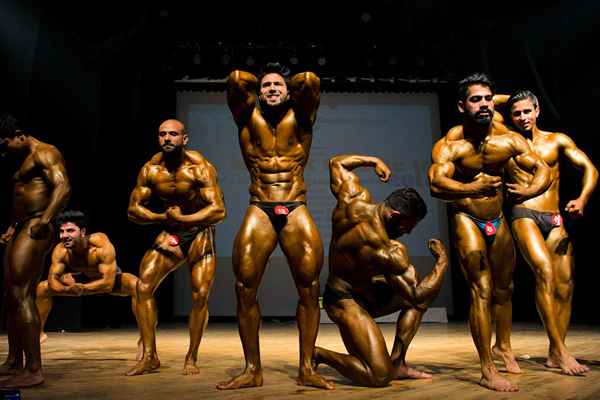 As oito poses obrigatórias no bodybuilding