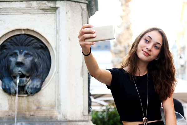 L'adolescent leo, jeune lion du zodiaque