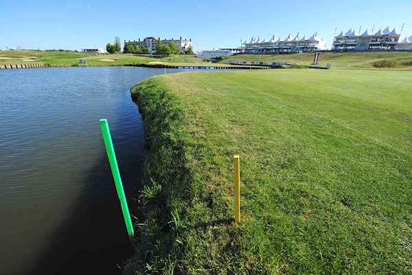 La signification des enjeux et des lignes colorées sur le parcours de golf