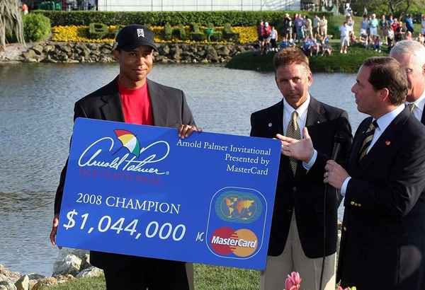 Ganancias profesionales de Tiger Woods El golfista de mil millones de dólares