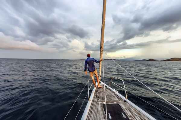 Verwenden eines Segelbootbooms Vang im Segeln