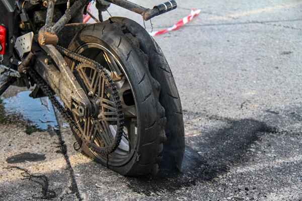 O que fazer se você conseguir um pneu furado em uma motocicleta