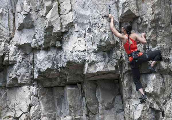 Qué ponerse para la escalada en roca al aire libre