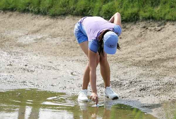 Hvor du skal slippe hvis du treffer en golfball i en bunker full av vann