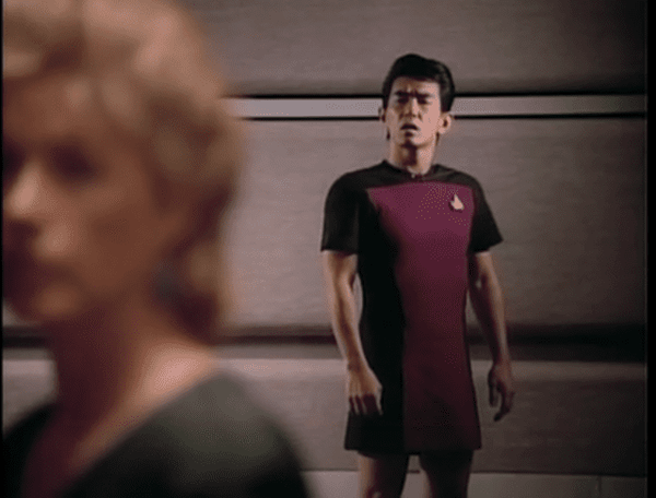 Por que os homens usavam mini-skirts em Star Trek the Next Generation