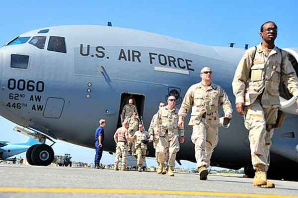 Airman senior de la Fuerza Aérea (E-4) por debajo de las promociones de la zona