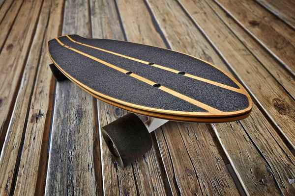 Applicare il nastro a presa su un ponte di skateboard