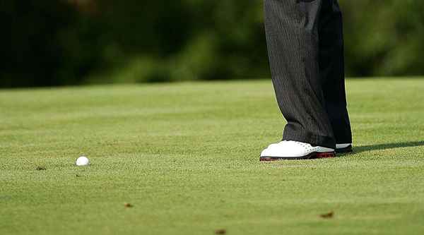 ¿Se le permite sacar una pelota de golf fuera del agujero Divot sin penalización??