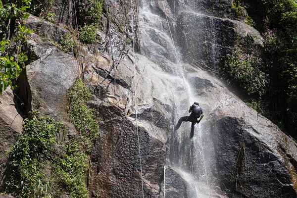 Dispositivo ATC per la riduzione e la discesa nell'arrampicata