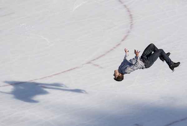 Backflips eseguiti dai pattinatori di figura