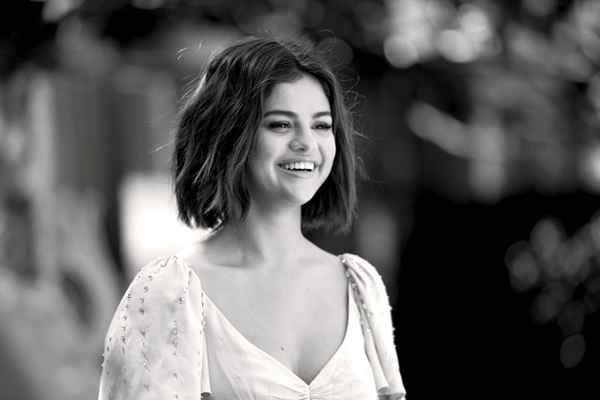 Biografi om Selena Gomez, populær sanger og skuespillerinne