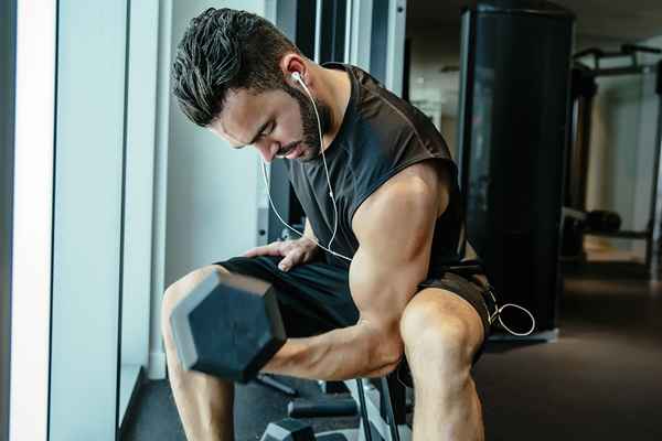 Trabalho de musculação emparelhamento de parques divididos e grupos musculares menores