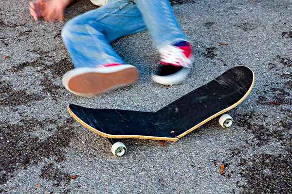 Briser les planches à roulettes et les chaussures de déchirure