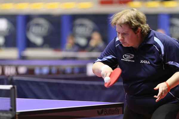 ¿Puedo volear la pelota en el tenis de mesa o ping-pong??