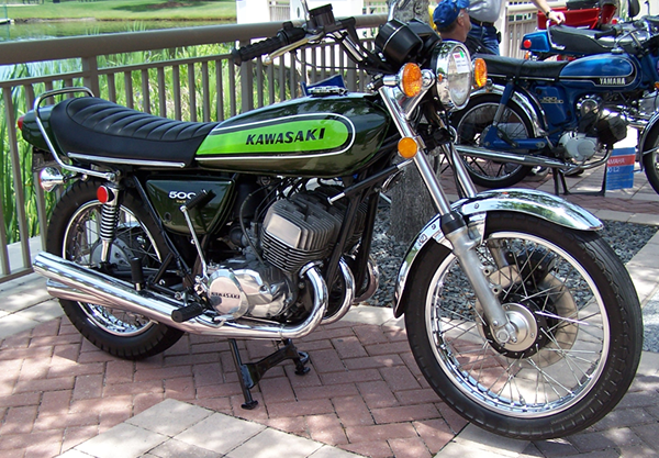 Motociclette classiche le triple Kawasaki