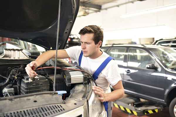 Nettoyage de la batterie de la voiture pour un démarrage fiable