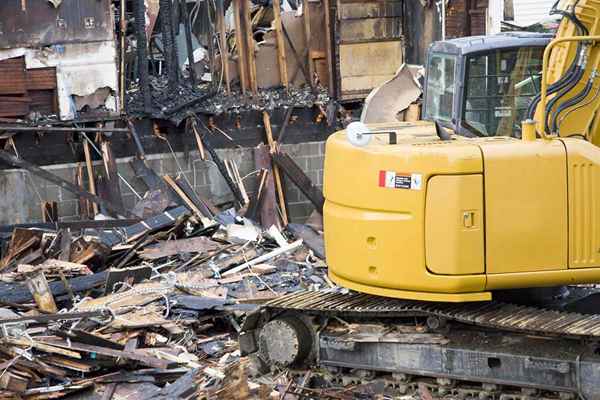 Limpando detritos e poluição após uma perda