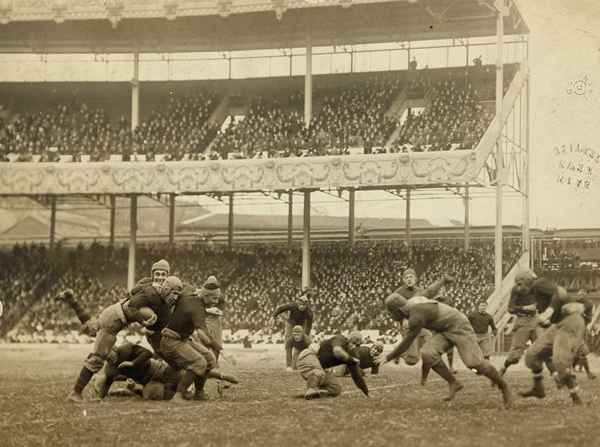 A rivalidade mais antiga do futebol universitário e as equipes mais antigas